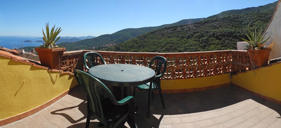 Con terrazza vista mare e monti