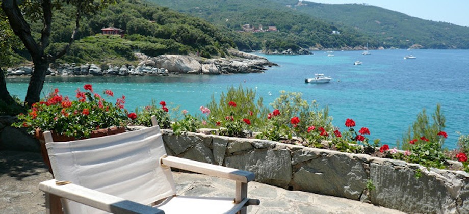 Villa sulla scogliera con discesa diretta al mare