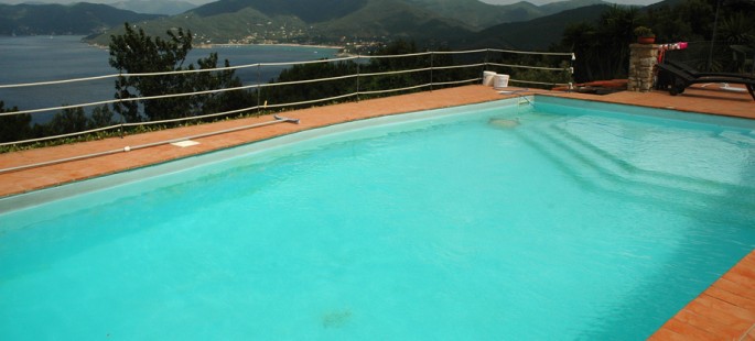 Villa con piscina e vista mare Villa con piscina e vista mare
