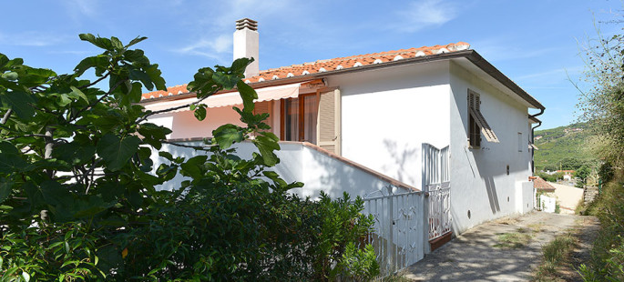 Ampia casa indipendente a Marciana Marina con vista mare. Ampia casa indipendente a Marciana Marina con vista mare.