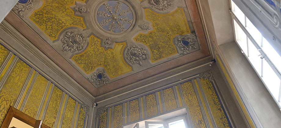 Apartment with frescoed ceilings Apartment with frescoed ceilings