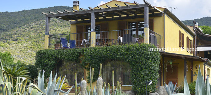 Una casa immersa nella tranquillità, tra il cinguettio degli uccellini Una casa immersa nella tranquillità, tra il cinguettio degli uccellini